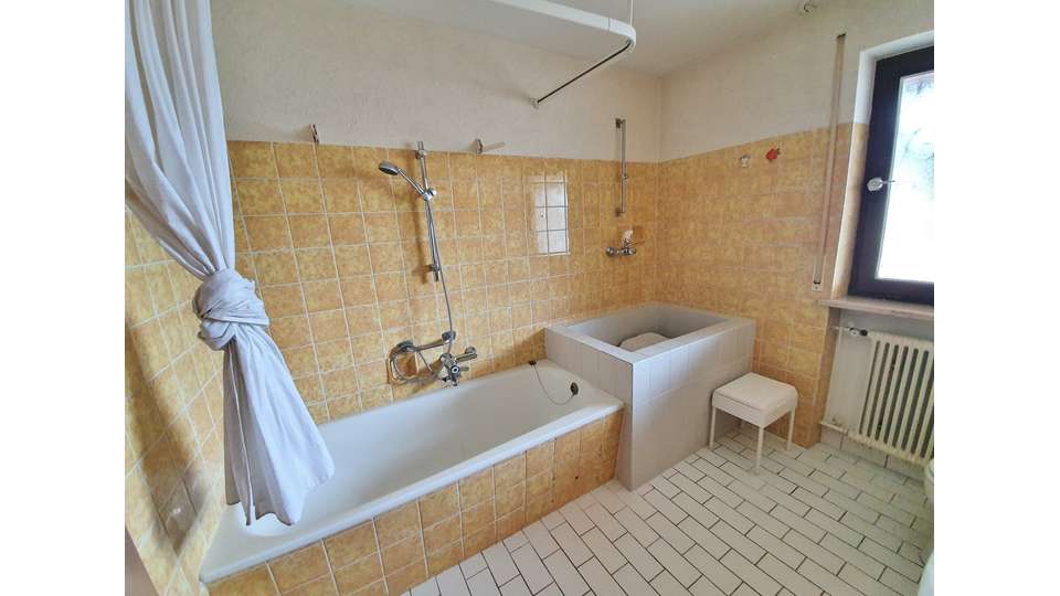 Exposé: Zurückgestellt: Exklusiver unrenovierter Bungalow in ruhiger